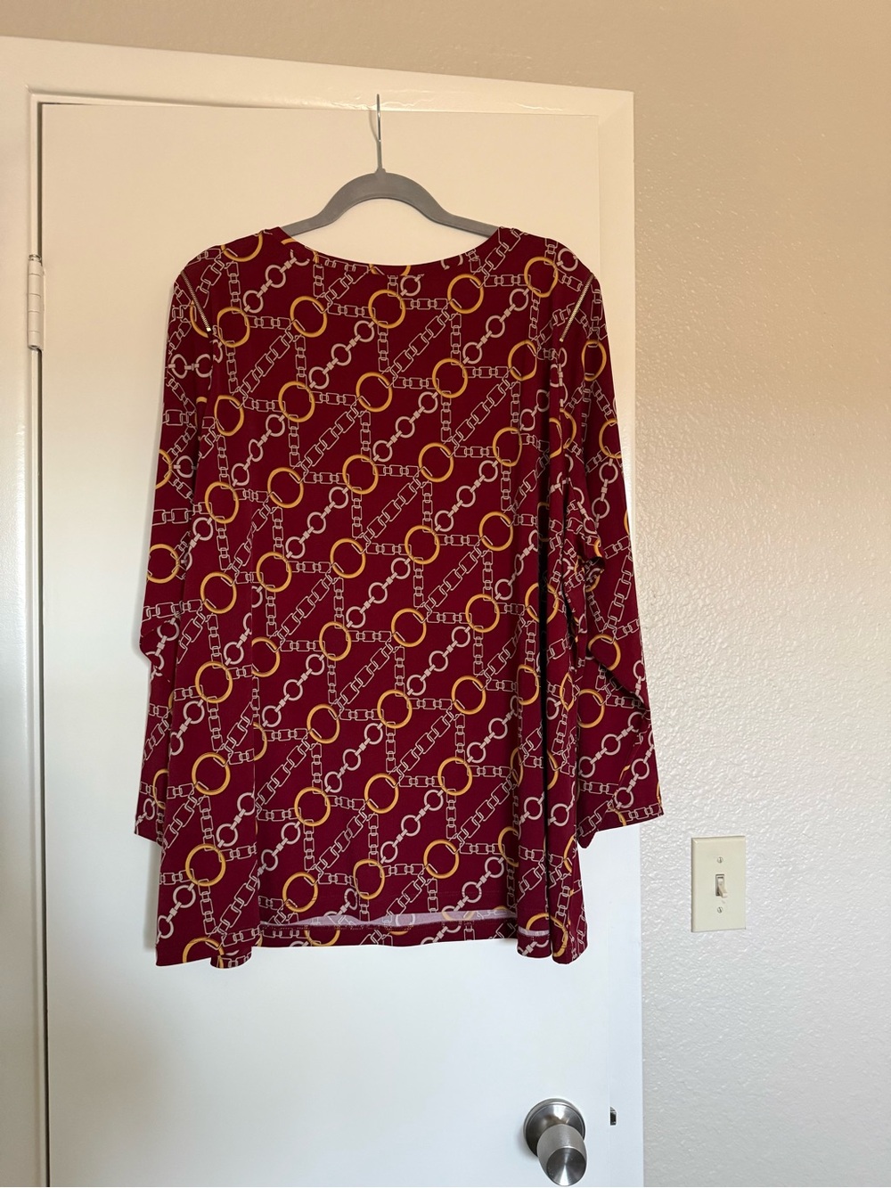 Susan Graver Burgundy Long Sleeve Liquid Knit Chain Pattern.Gold Zipper Shoulder - Picture 8 of 11